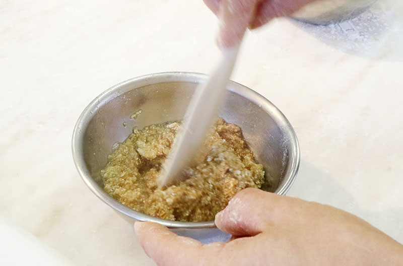 カタネベーカリー片根大輔シェフによる「ファーマーズブレッドレッスン」玄麦を挽いて、パンを作る