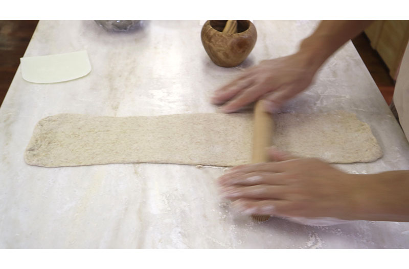 カタネベーカリー片根大輔シェフによる、挽きたての全粒粉と新麦を使用したシナモンロールの作り方
