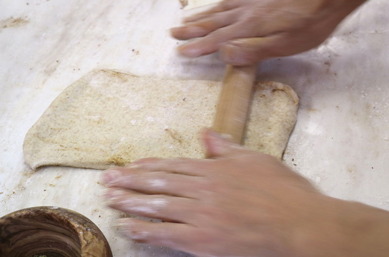 カタネベーカリー片根大輔シェフによる、挽きたての全粒粉と新麦を使用したシナモンロールの作り方