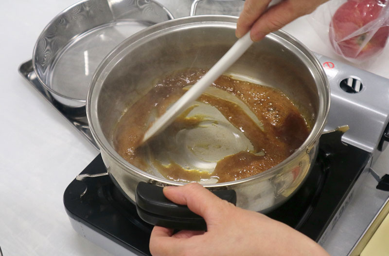 お菓子教室「12菓月」の近藤香苗先生。残ったパンが、うつくしいお菓子に変える「タルトタタン風パンプディング」作り方レシピ