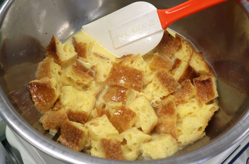 お菓子教室「12菓月」の近藤香苗先生。残ったパンが、うつくしいお菓子に変える「タルトタタン風パンプディング」作り方レシピ